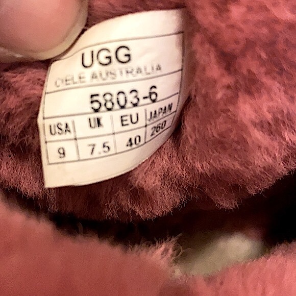 UGG CLASSIC CRYSTAL BUTTON ANKLE UGG BOOT ⭐️⭐️⭐️⭐️ - Picture 3 of 9